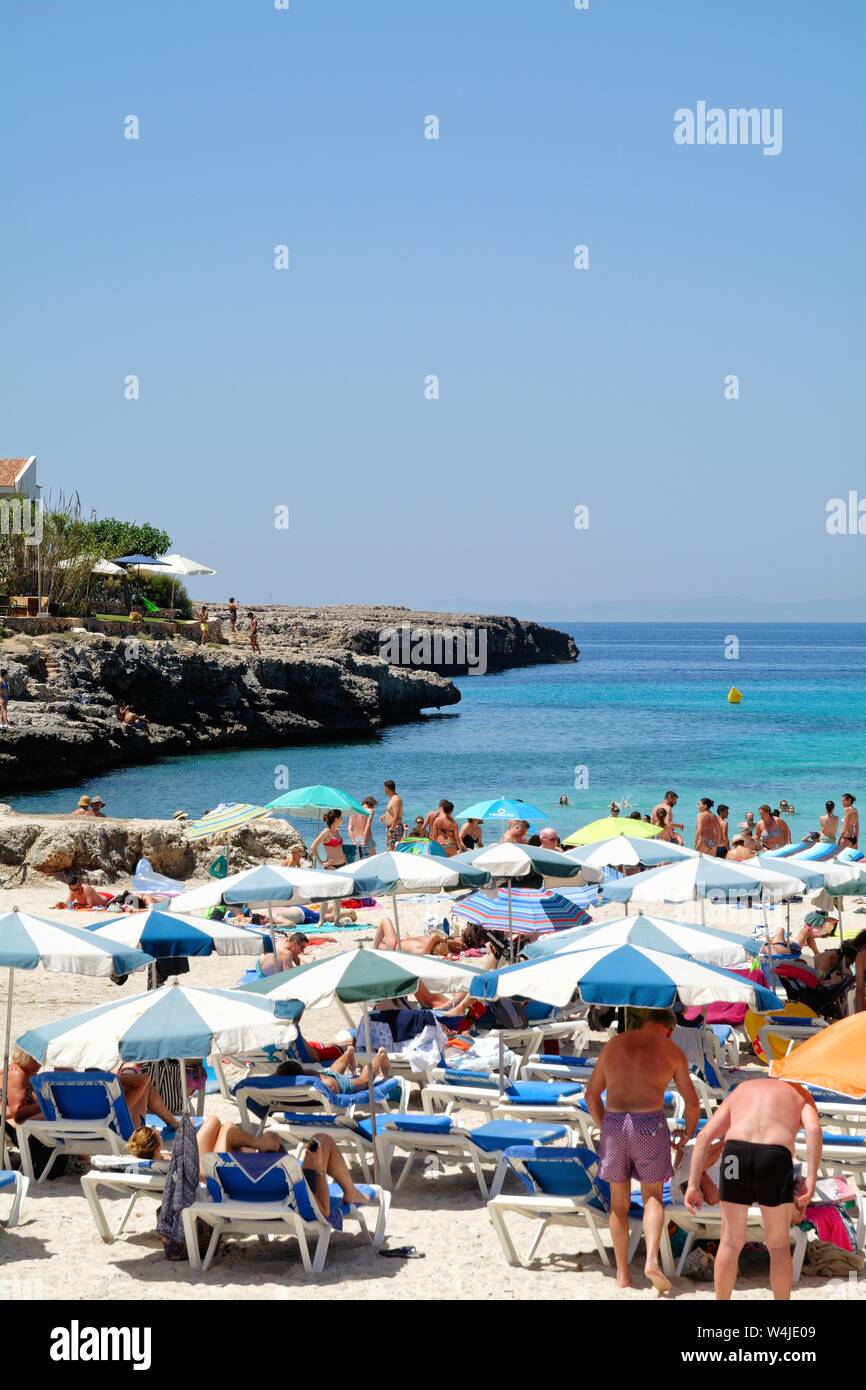 Der Strand und die Bucht von Cala Blanca an einem heissen Sommertag, Menorca Balearen Spanien EU Stockfoto