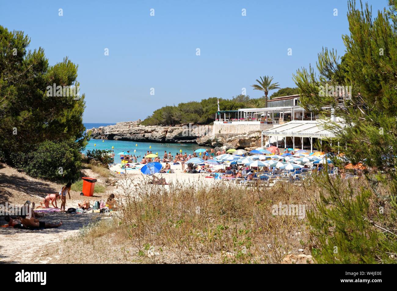 Der Strand und die Bucht von Cala Blanca an einem heissen Sommertag, Menorca Balearen Spanien EU Stockfoto