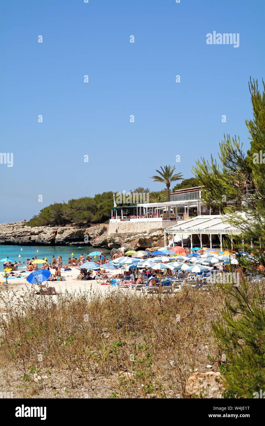 Der Strand und die Bucht von Cala Blanca an einem heissen Sommertag, Menorca Balearen Spanien EU Stockfoto