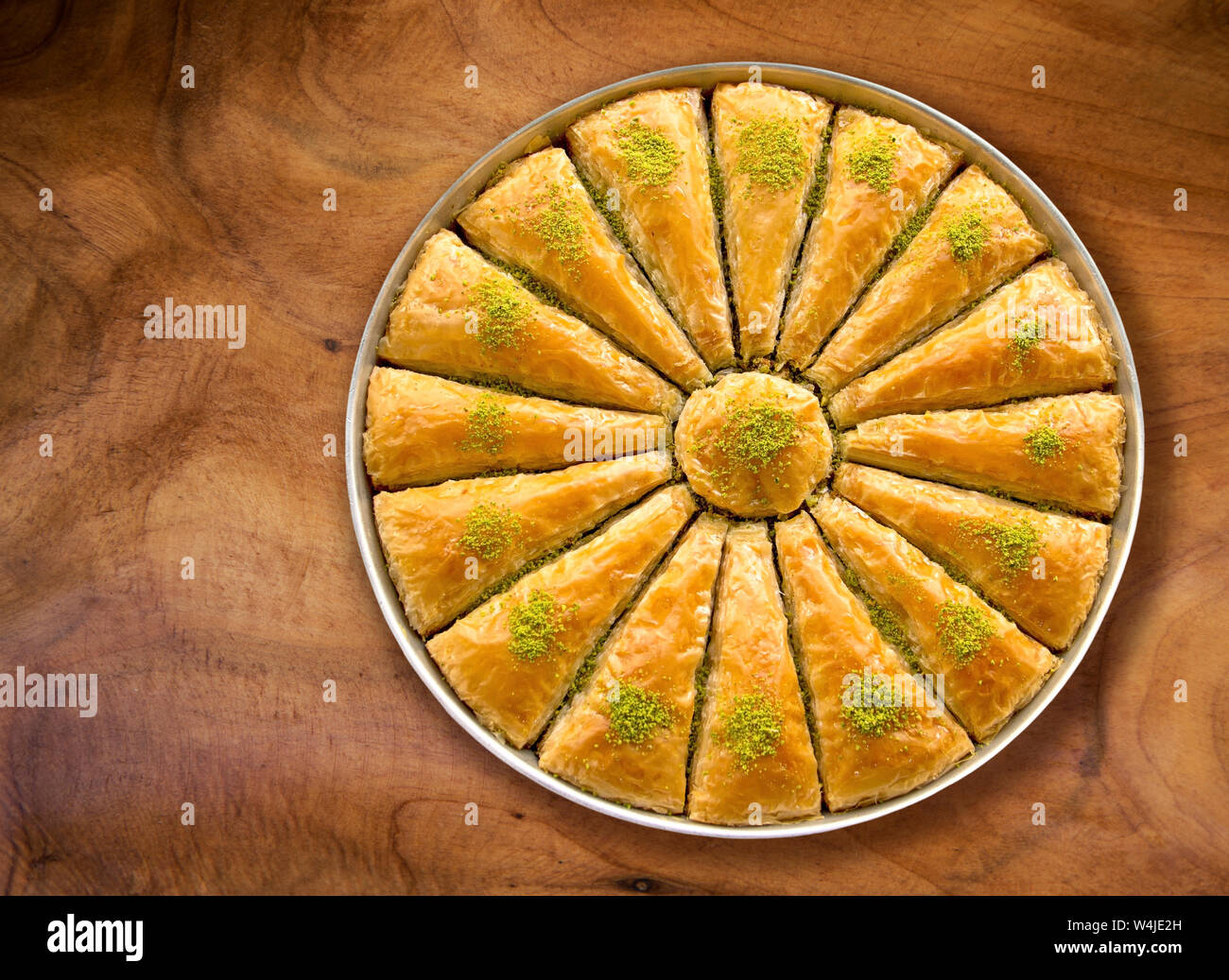 Türkisches baklava auf hölzernen Hintergrund Stockfoto