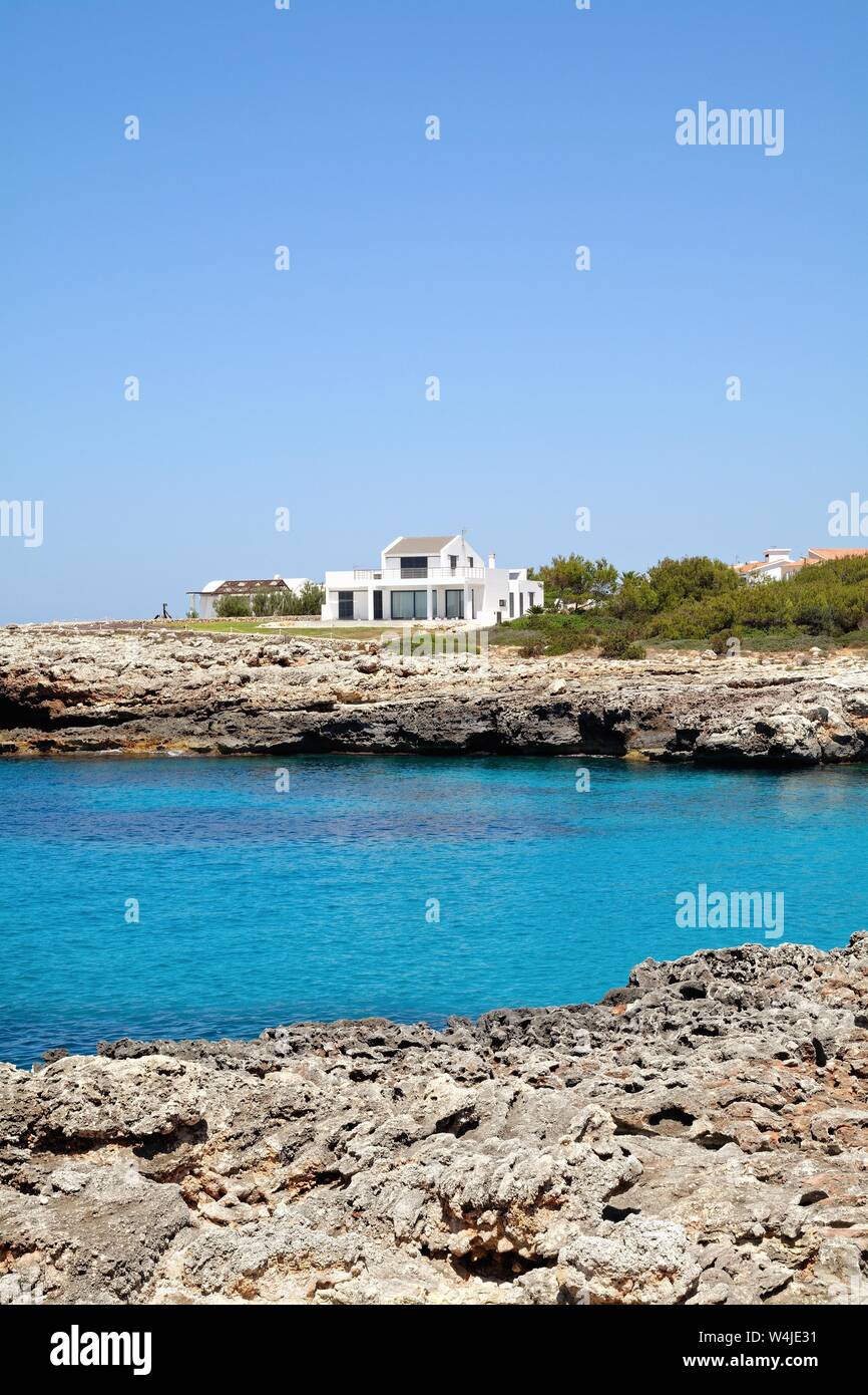 Moderne spanische villen in der Küstenstadt Cala Blanca Ciutadella Menorca Balearen Spanien Europa Stockfoto