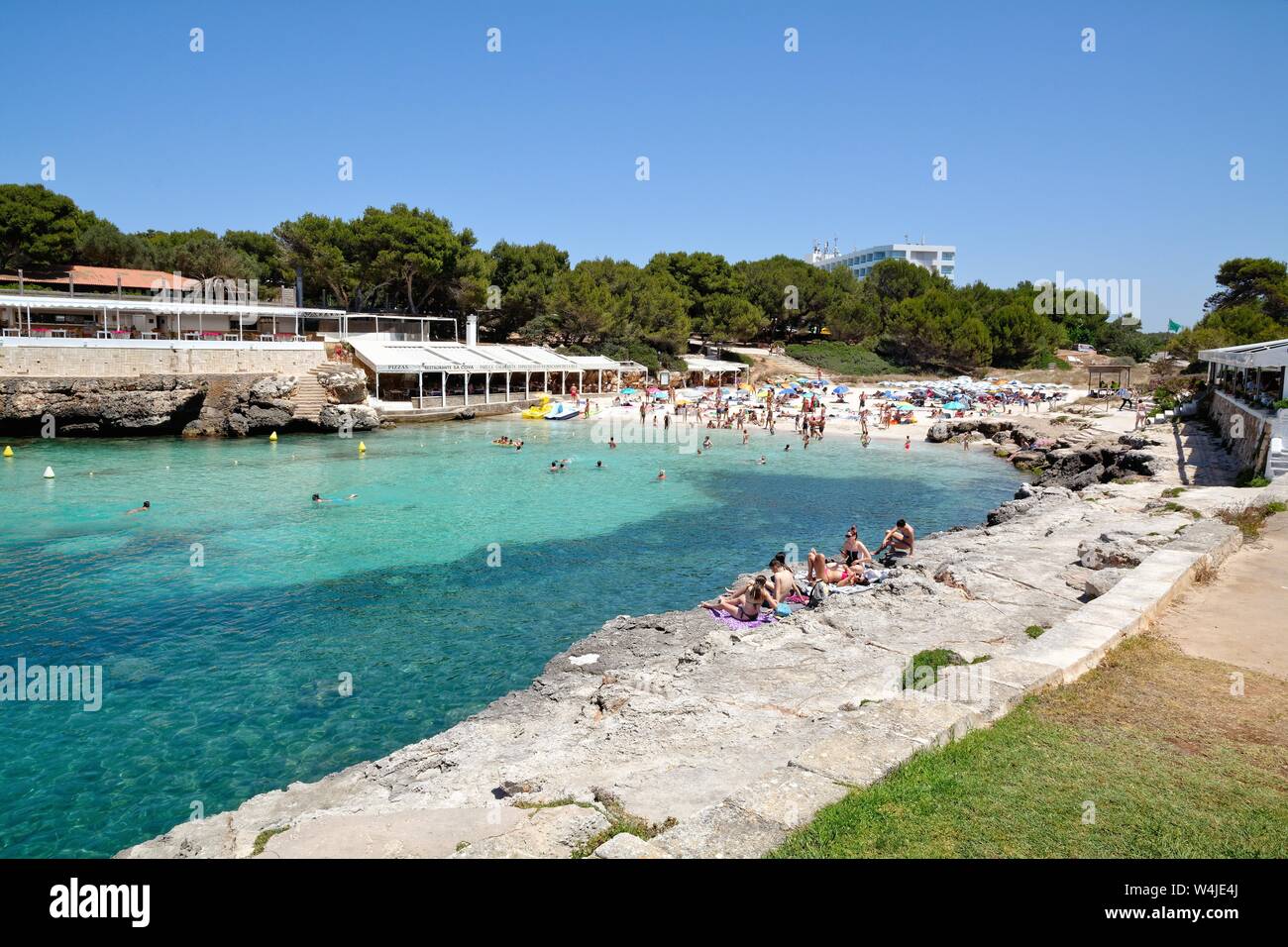 Der Strand und die Bucht von Cala Blanca an einem heissen Sommertag, Menorca Balearen Spanien EU Stockfoto