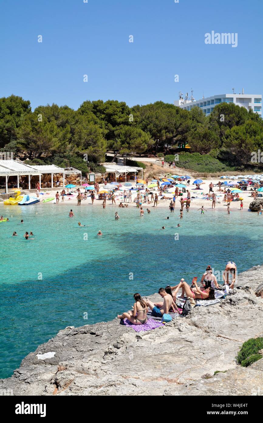 Der Strand und die Bucht von Cala Blanca an einem heissen Sommertag, Menorca Balearen Spanien EU Stockfoto