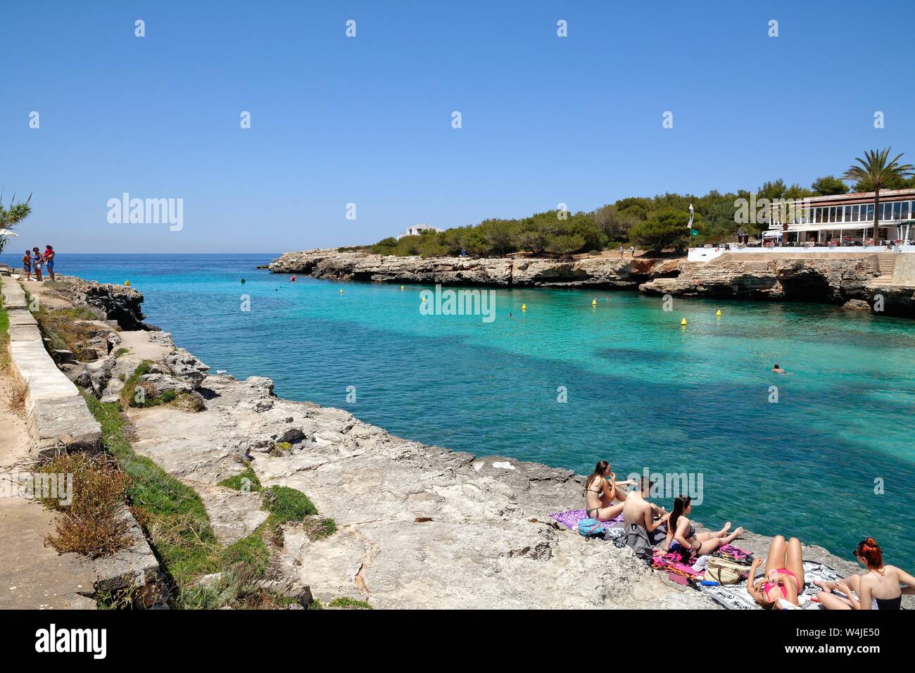 Der Strand und die Bucht von Cala Blanca an einem heissen Sommertag, Menorca Balearen Spanien EU Stockfoto