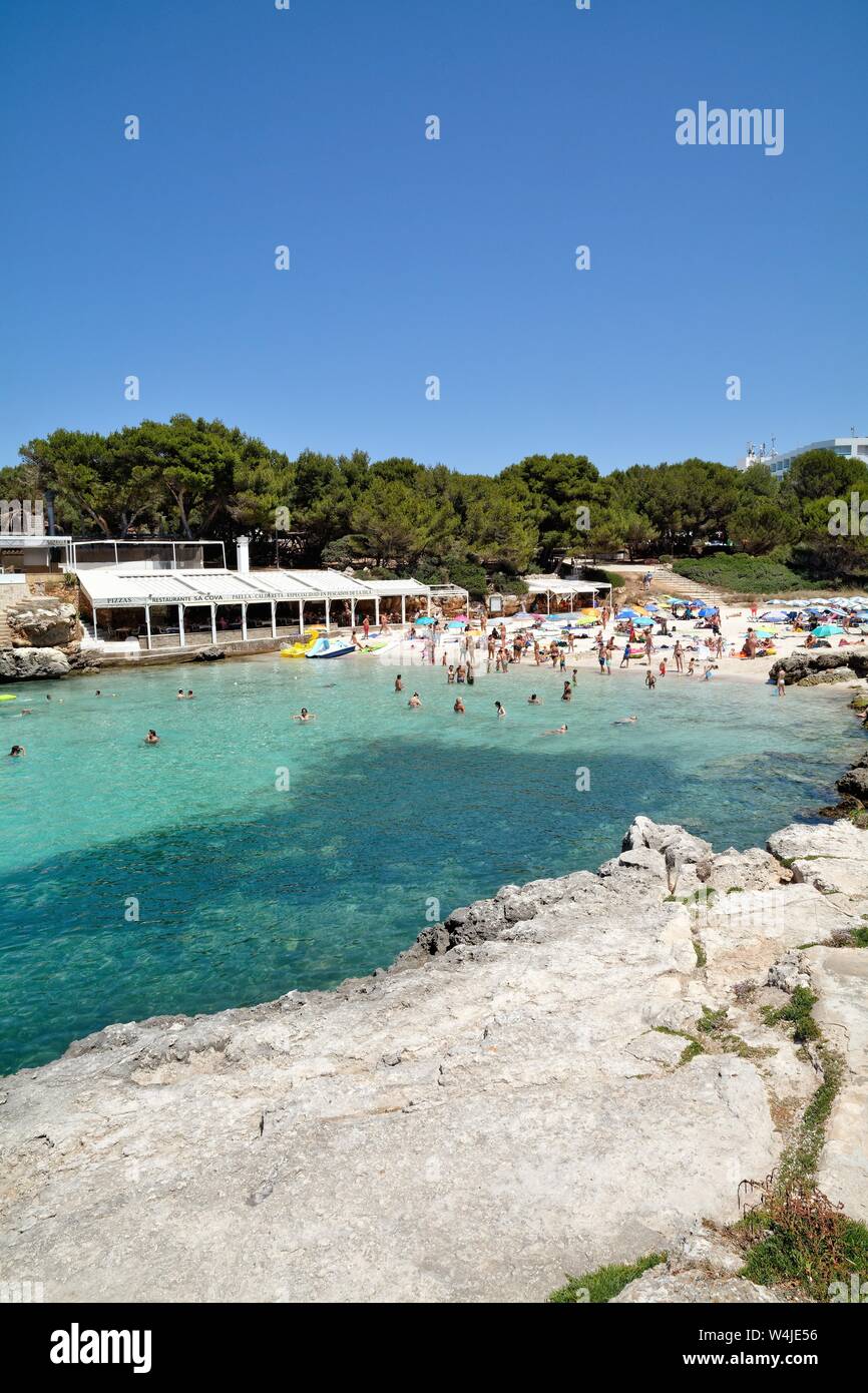 Der Strand und die Bucht von Cala Blanca an einem heissen Sommertag, Menorca Balearen Spanien EU Stockfoto