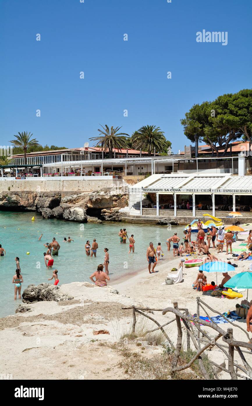 Der Strand und die Bucht von Cala Blanca an einem heissen Sommertag, Menorca Balearen Spanien EU Stockfoto