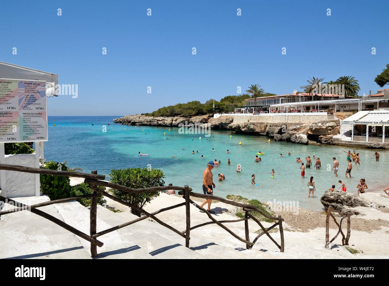 Der Strand und die Bucht von Cala Blanca an einem heissen Sommertag, Menorca Balearen Spanien EU Stockfoto