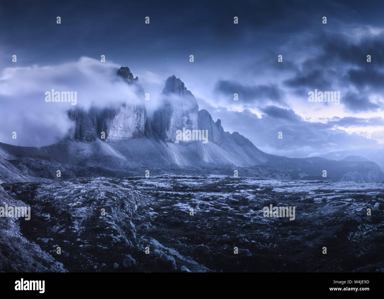 Berge in Nebel auf schöne Nacht. Verträumte Landschaft Stockfoto