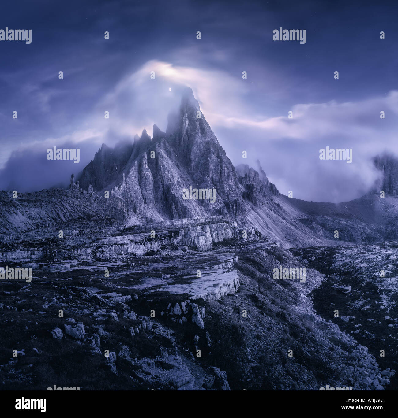 Berge in Nebel auf schöne Nacht. Verträumte Landschaft Stockfoto