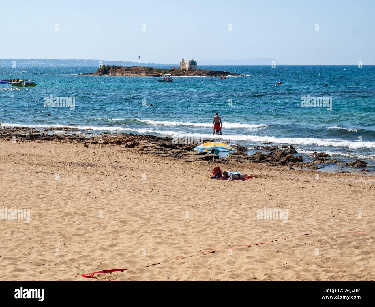 Malia, Kreta, Griechenland - Dezember 18, 2019: die Menschen ruhen auf einem sonnigen Tag am Strand in Malia, Kreta, Griechenland Stockfoto