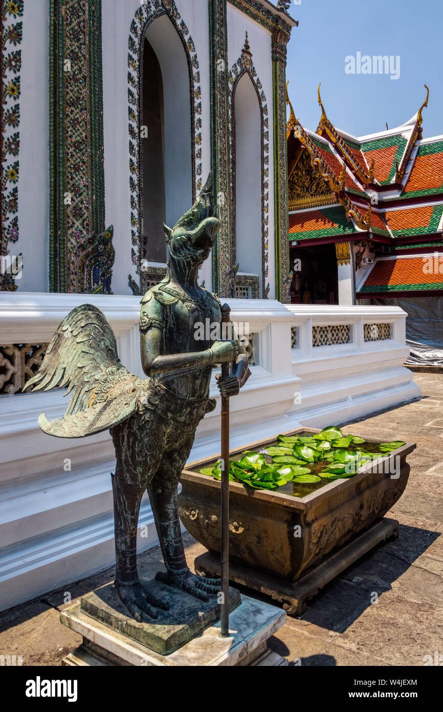 Bronze Skulptur von Daemon Guardian im Wat Phra Kaew Grand Palace Stockfoto