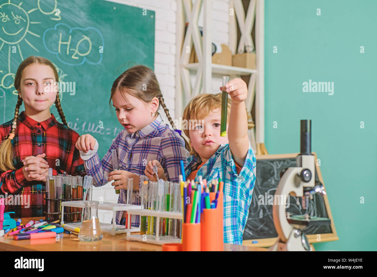 Gluckliche Kinder Verwenden Rohre Zuruck Zu Schule Biologie Bildung Mikroskop Biologie Schule Laborgerate Experimentieren Mit Chemikalien Oder Mikroskop Im Labor Art Kinder Schule Aufgaben Stockfotografie Alamy