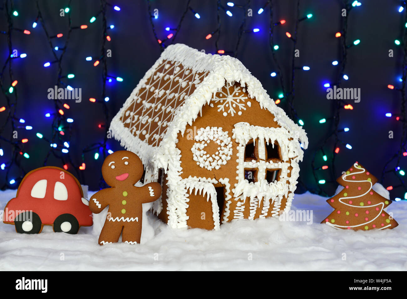 Die von Hand essbare Lebkuchenhaus gemacht, kleiner Mann, Neues Jahr Baum, Auto, Schnee Dekoration, Girlande, Hintergrundbeleuchtung Stockfoto