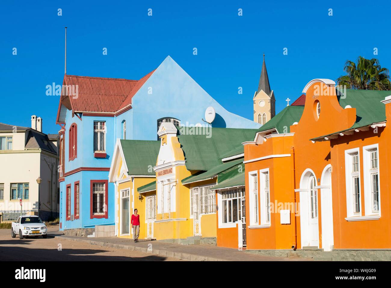 Bunte Häuser aus der deutschen Kolonialzeit, hinter dem Turm der Kirche, Altstadt von Lüderitz, Namibia Stockfoto