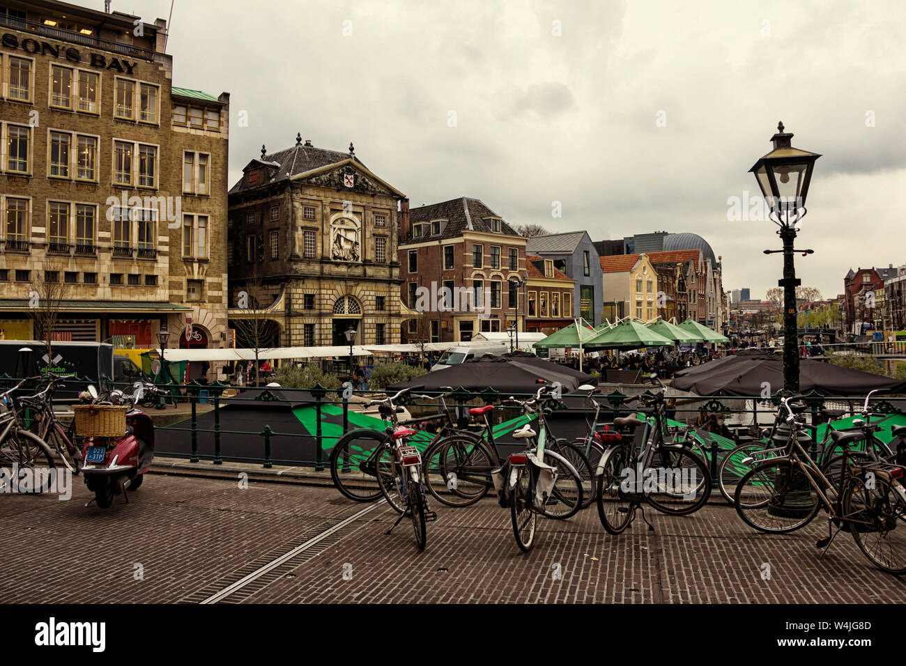 Leiden, Holland, Niederlande, Mai 22, 2019, Fahrräder geparkt alle um, Brücken, Straßen, Kanäle, Cafés, barge in der alten Stadt, Boote auf dem Wasser, bicyc Stockfoto