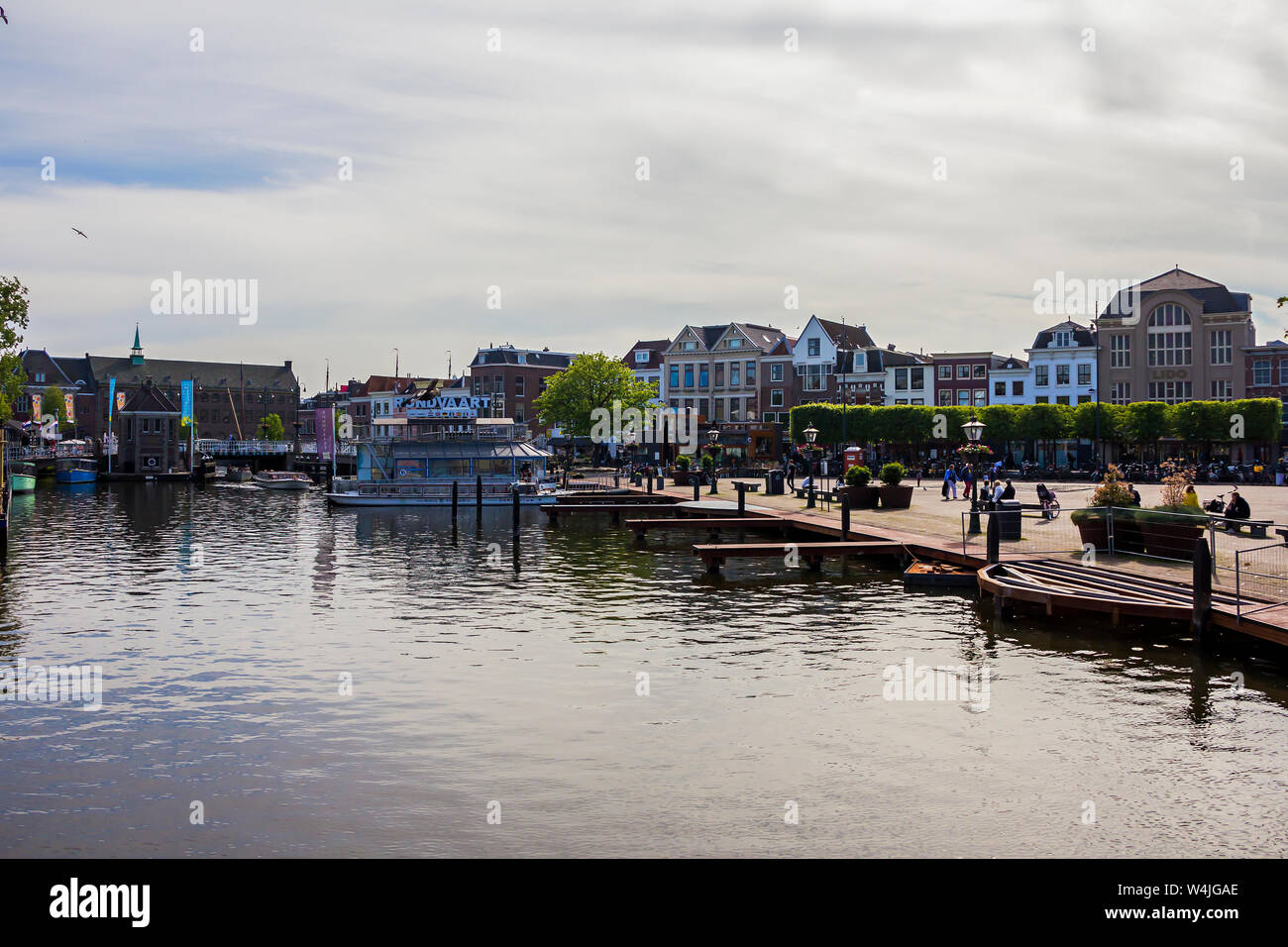 Leiden, Holland, Niederlande, Mai 22, 2019, Beestenmarkt Square und Bootstouren Station in der alten Stadt, Boote auf dem Wasser, Menschen in der Stadt, Sehenswürdigkeiten Stockfoto