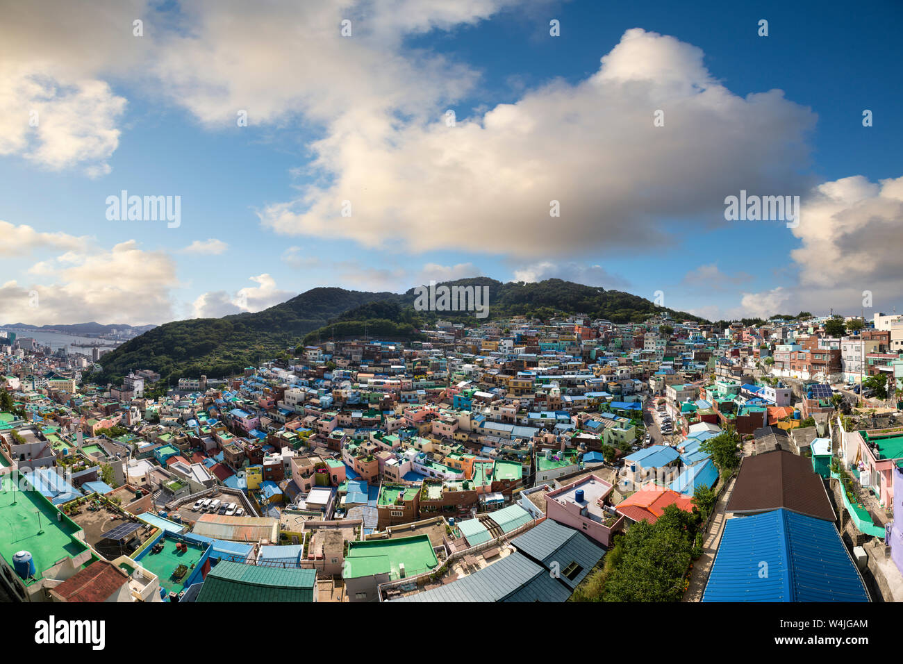 Bunte Gamcheon Culture Village bei Sonnenuntergang in Busan, Südkorea Stockfoto