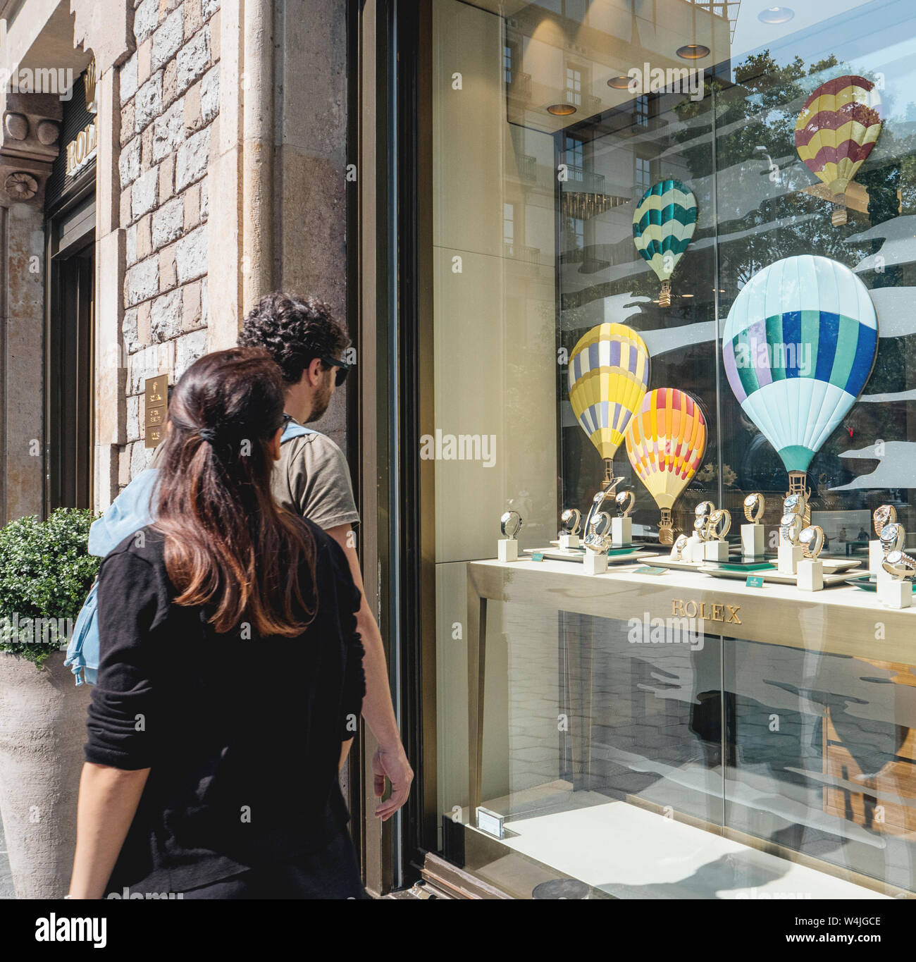 Barcelona, Spanien - Jun 1, 2018: Wohlhabende Paar Einkaufen für Geschenke letzte Sammlung von Luxus handgelenk Schweizer Uhren von Rolex Modell in der offiziellen Store Distributor store Showcase hergestellt Stockfoto