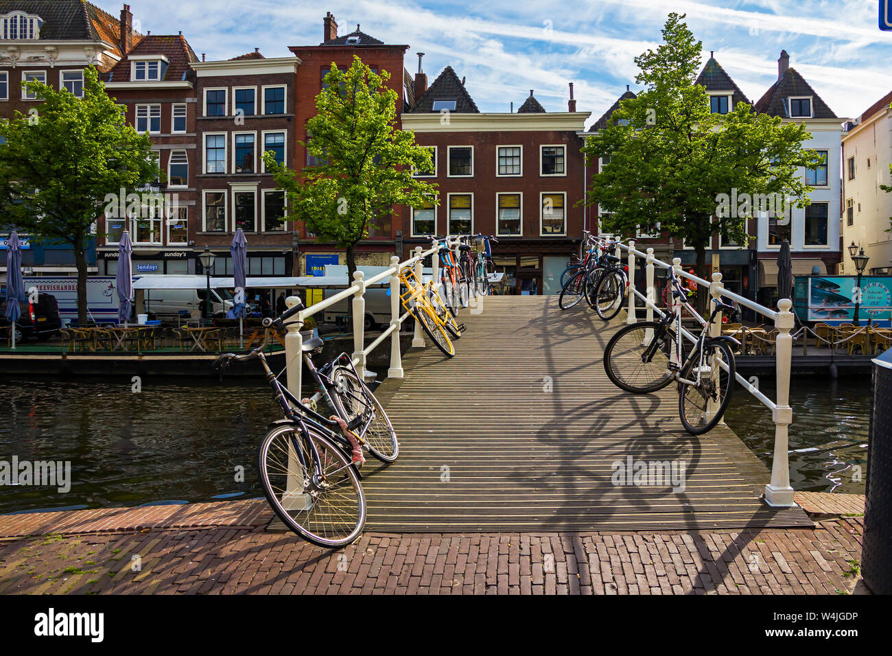 Leiden, Holland, Niederlande, Mai 22, 2019, Fahrräder geparkt alle um, Brücken, Straßen, Kanäle, Cafés, barge in der alten Stadt, Boote auf dem Wasser, bicyc Stockfoto