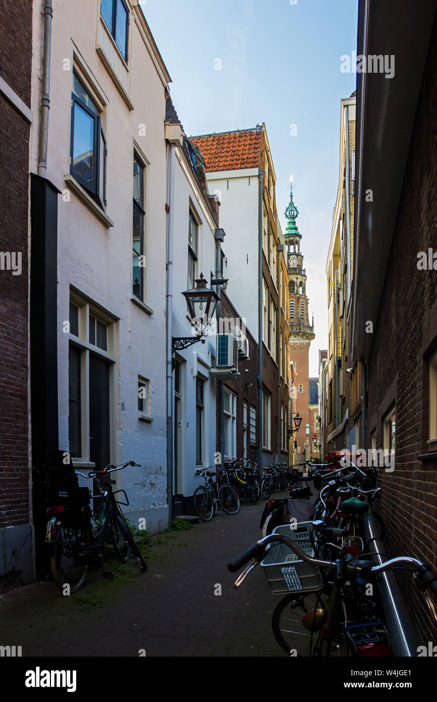 Leiden, Holland, Niederlande, 22. Mai 2019. Üblichen Street und Blick auf den Platz, traditionellen Häusern und parcked Fahrräder Stockfoto