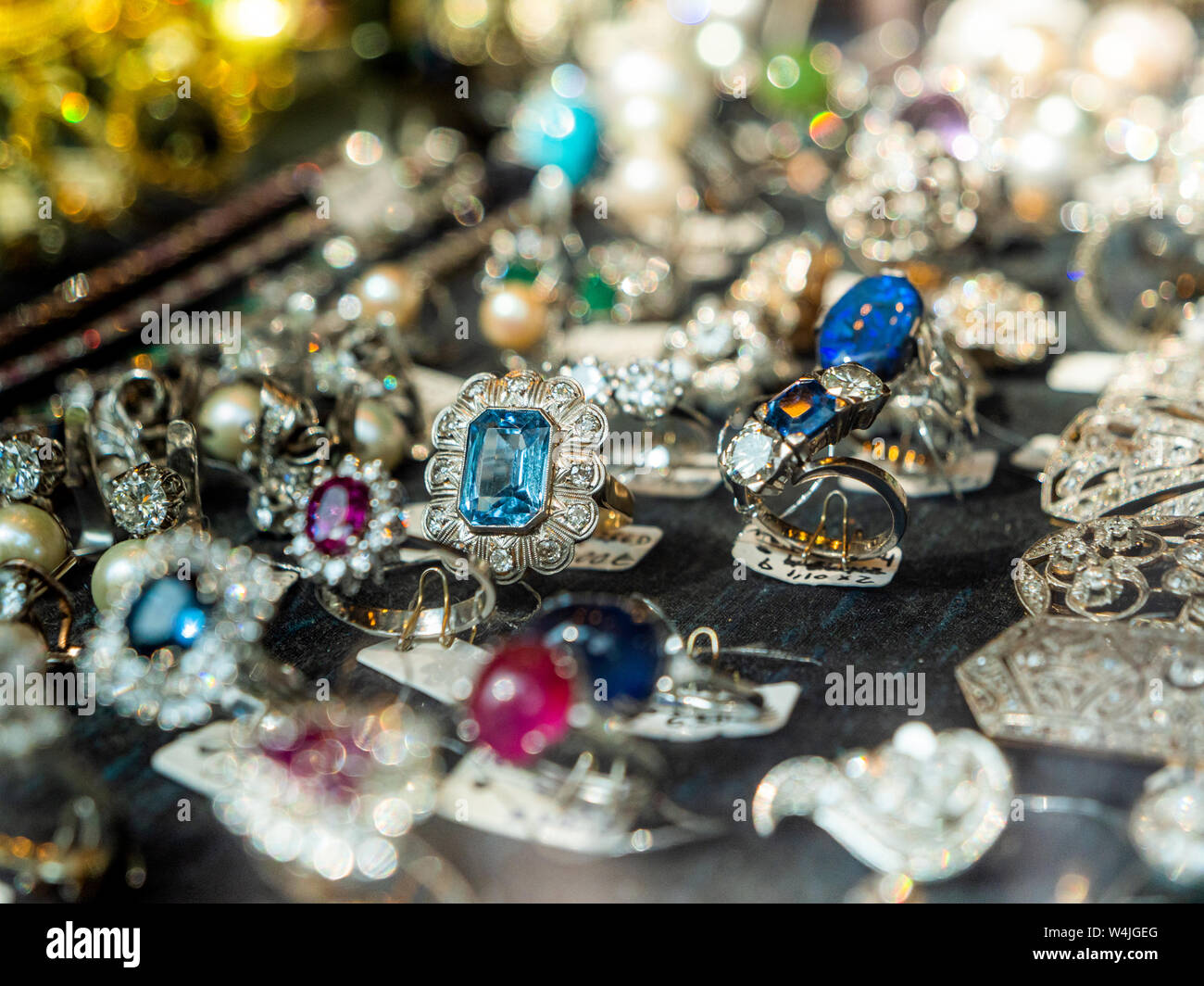 Defokussierten Blick auf Juwelier mit mehreren Ringe und Ohrringe mit  blauen magenta Edel- und Halbedelsteinen zum Verkauf als in Spanisch  showcase Fashion Store gesehen Stockfotografie - Alamy