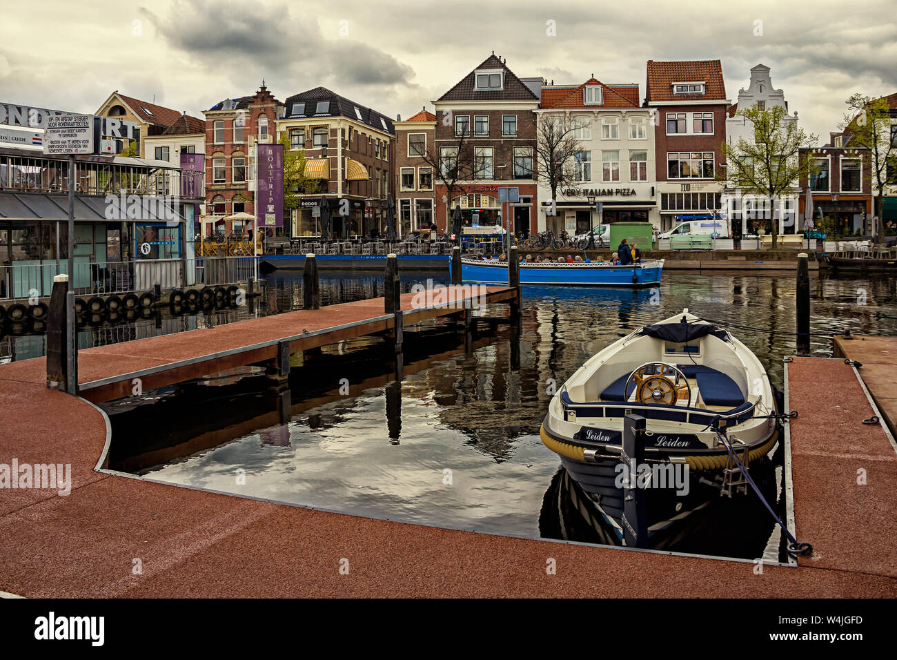 Leiden, Holland, Niederlande, Mai 22, 2019, Beestenmarkt Square und Bootstouren Station in der alten Stadt, Boote auf dem Wasser, Menschen in der Stadt, Sehenswürdigkeiten Stockfoto
