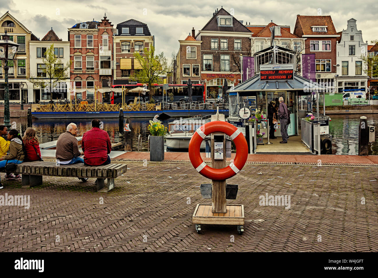 Leiden, Holland, Niederlande, Mai 22, 2019, Beestenmarkt Square und Bootstouren Station in der alten Stadt, Boote auf dem Wasser, Menschen in der Stadt, Sehenswürdigkeiten Stockfoto