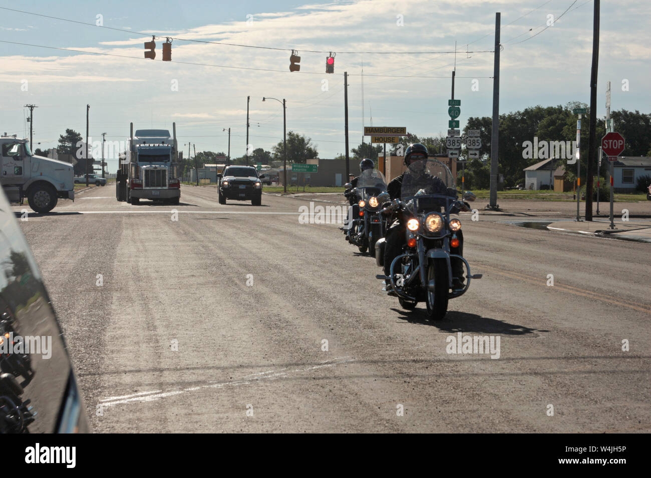 Verschiedene Fahrzeuge auf der Straße in Texas, USA Stockfoto