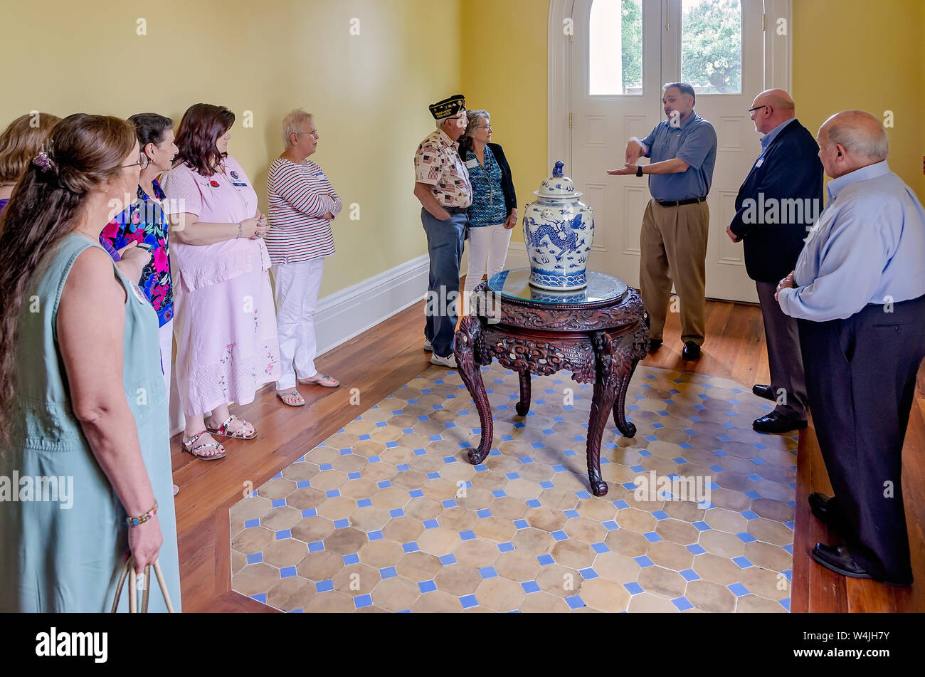 James Alexander, Präsident der Stiftung 1857, bietet einen Rundgang durch die neu renovierte American Legion Post 3 Werk in Mobile, Alabama. Stockfoto