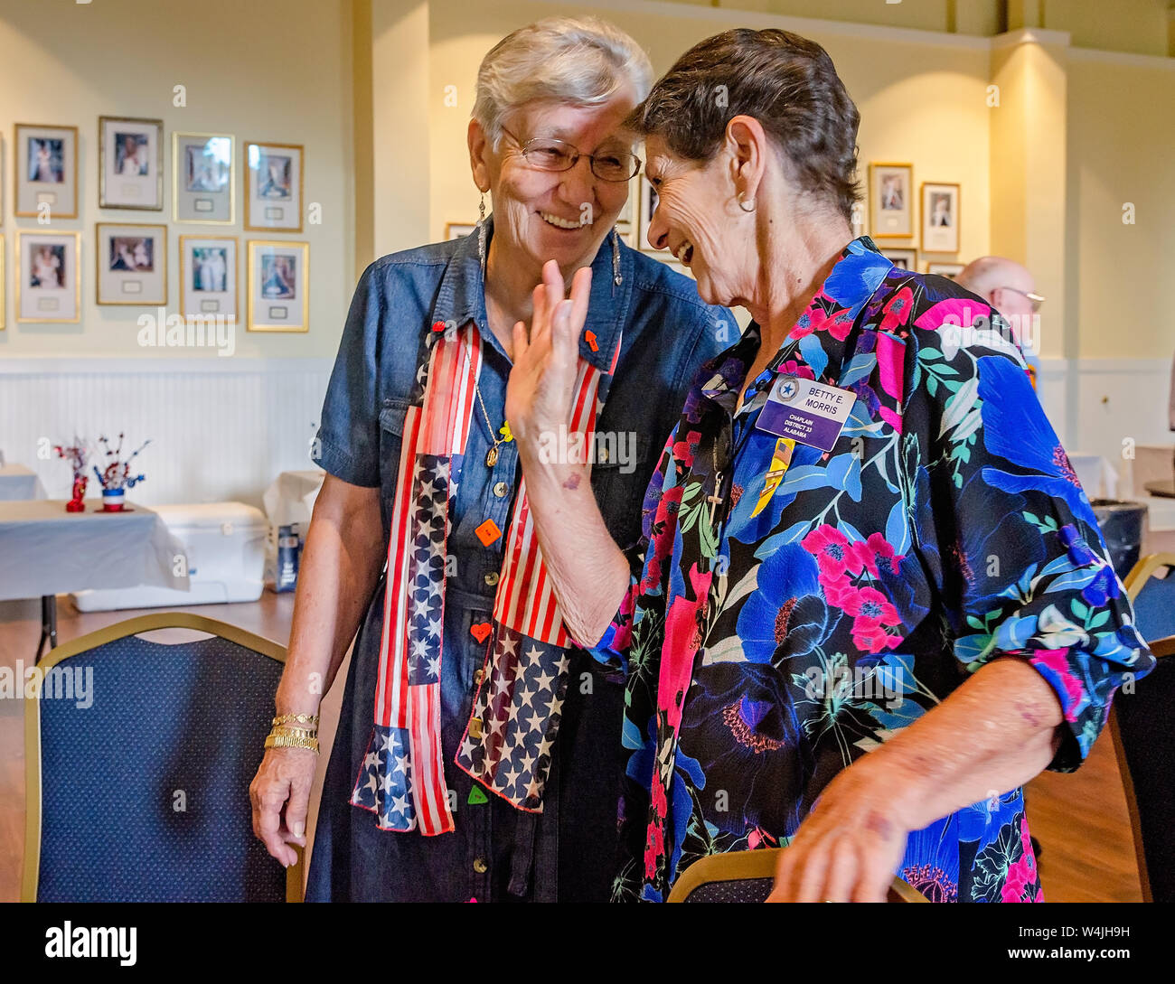 American Legion Bezirk 33 Kaplan Betty Morris spricht mit einem Mitglied im Post 3 open house, Juli 21, 2019 in Mobile, Alabama. Stockfoto