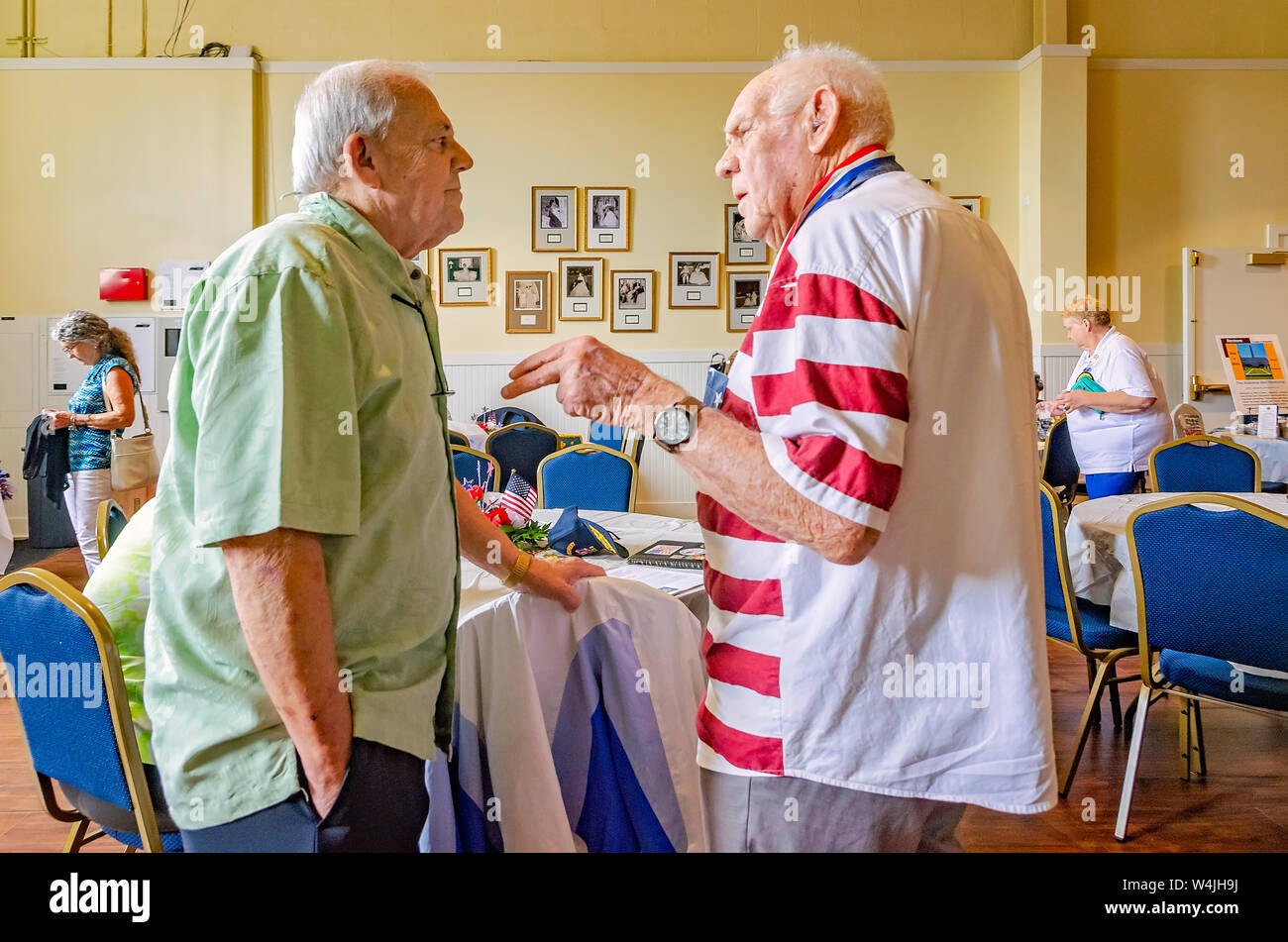 Mitglieder der amerikanischen Legion Sprechen während der Post 3 open house, Juli 21, 2019 in Mobile, Alabama. Stockfoto