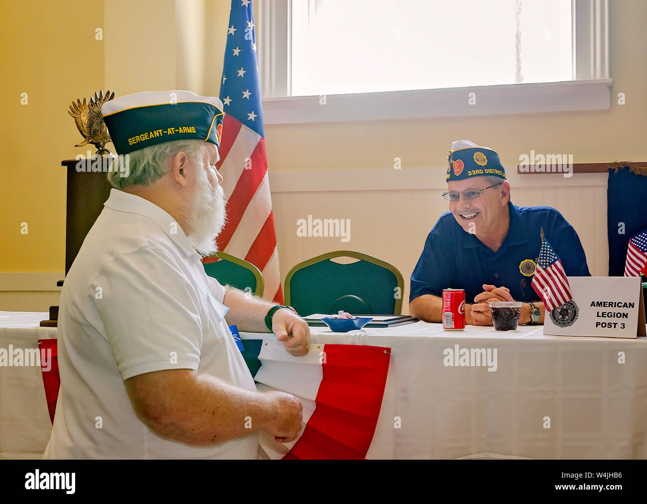 Mitglieder der amerikanischen Legion Sprechen während der Post 3 open house, Juli 21, 2019 in Mobile, Alabama. Stockfoto