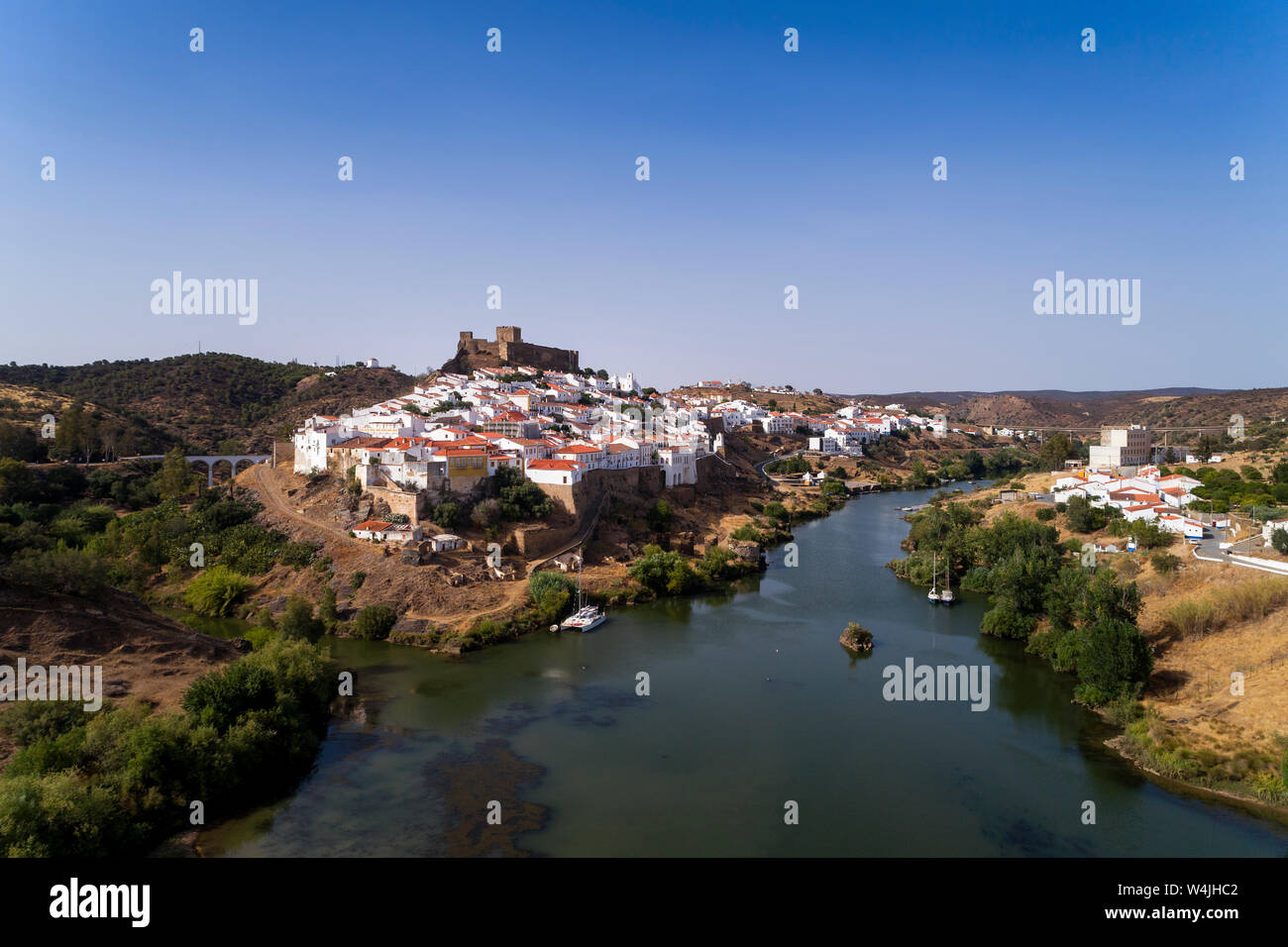 Luftaufnahme des schönen Dorfes Mértola im Alentejo, Portugal; Konzept für Reisen in Portugal und die portugiesischen historische Dörfer. Stockfoto
