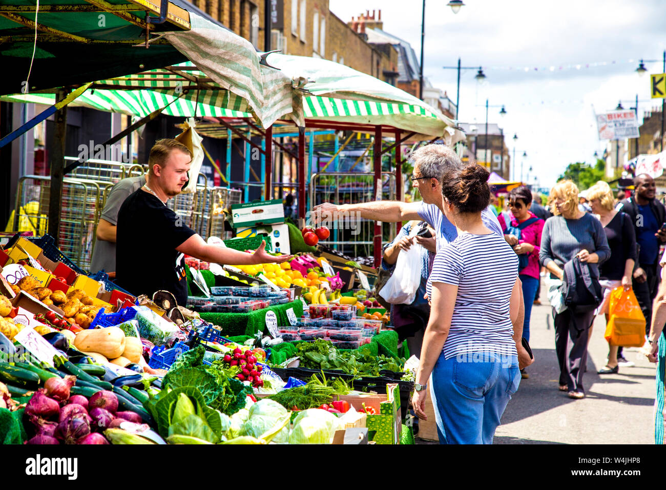 Grüne Lebensmittelhändler mit Obst und Gemüse ausgeht, die Leute auf dem Markt einkaufen, Kapelle, Engel, London, UK Stockfoto