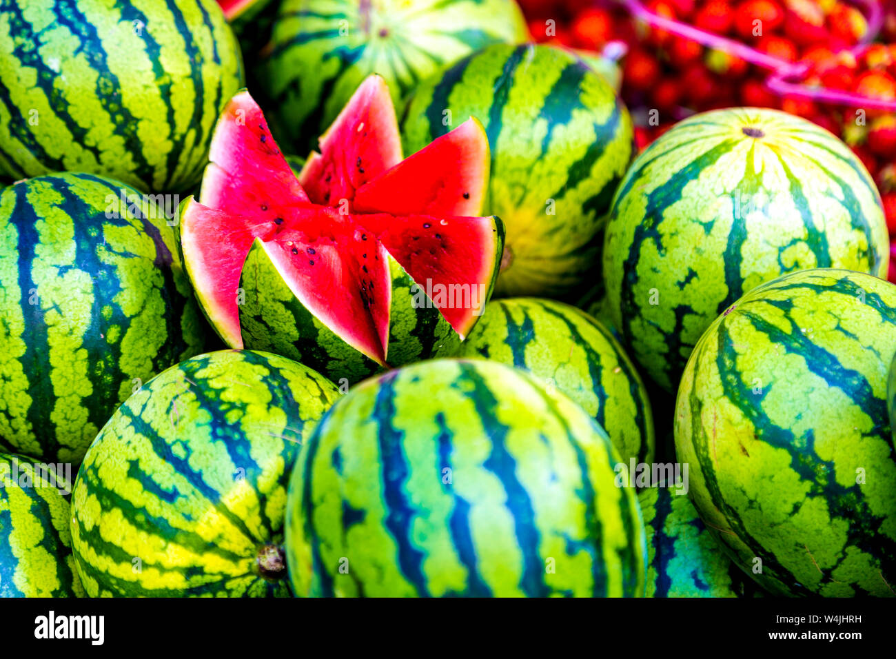 Wassermelonen in Obst und Gemüse in der Kapelle Markt, Engel, London, UK Abschaltdruck Stockfoto