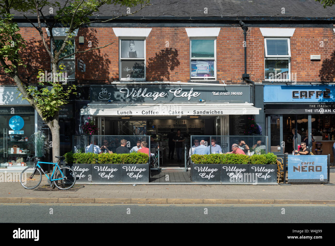 Das Dorf Cafe auf der London Road liegt die kleine Stadt Alderley Edge in Cheshire, Großbritannien. Stockfoto