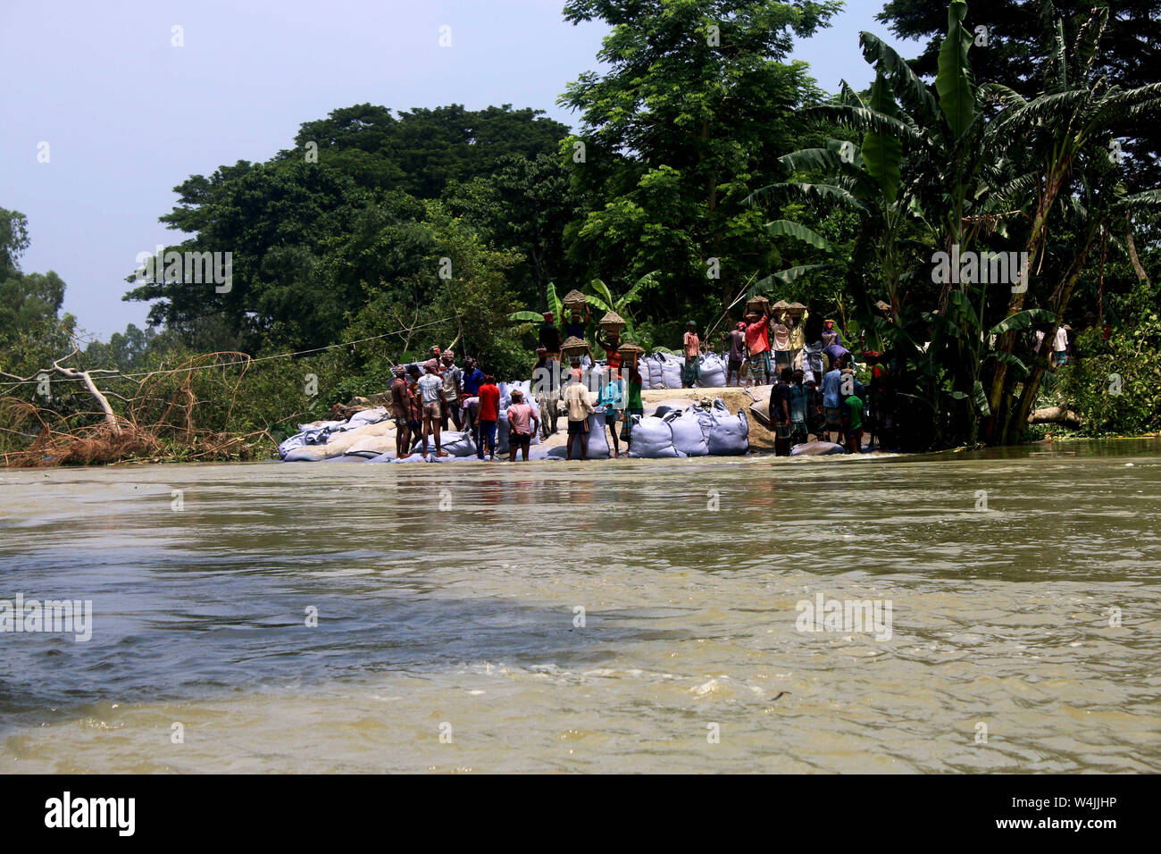 Tangail, Bangladesch. 21. Juli, 2019. Die Bewohner arbeiten der Böschung, die ihr Land von Überschwemmungen in Tangail zu schützen zu reparieren. Über millionen Menschen durch Überschwemmungen durch den Monsun Regen und ausufernden Fluss im Norden, Nordosten und hügeligen Regionen in Bangladesch ausgelöst betroffen. Bild: Sultan Mahmud Mukut/SOPA Images/ZUMA Draht/Alamy leben Nachrichten Stockfoto