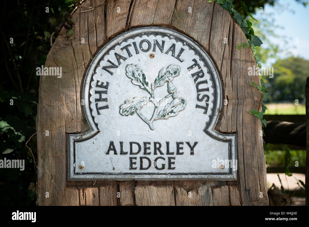 Ein Zeichen zeigt an, daß der Eingang zum National Trust Land am Rande der kleinen Stadt Alderley Edge in Cheshire, Großbritannien. Stockfoto