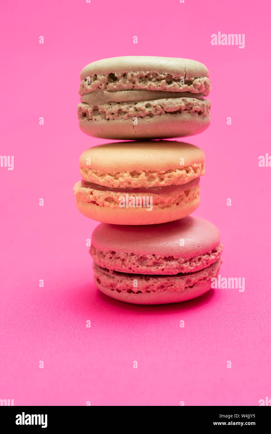 Bunte Makronen über eine rosa bakcground Stockfoto