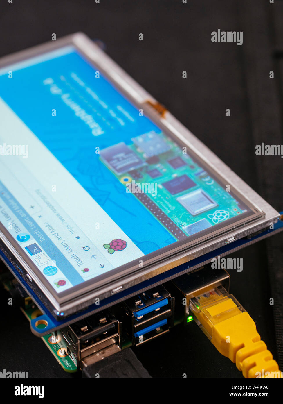Raspbery Pi4 Modell B mit einem 5-Zoll-LCD-Touchscreen angezeigt. Stockfoto