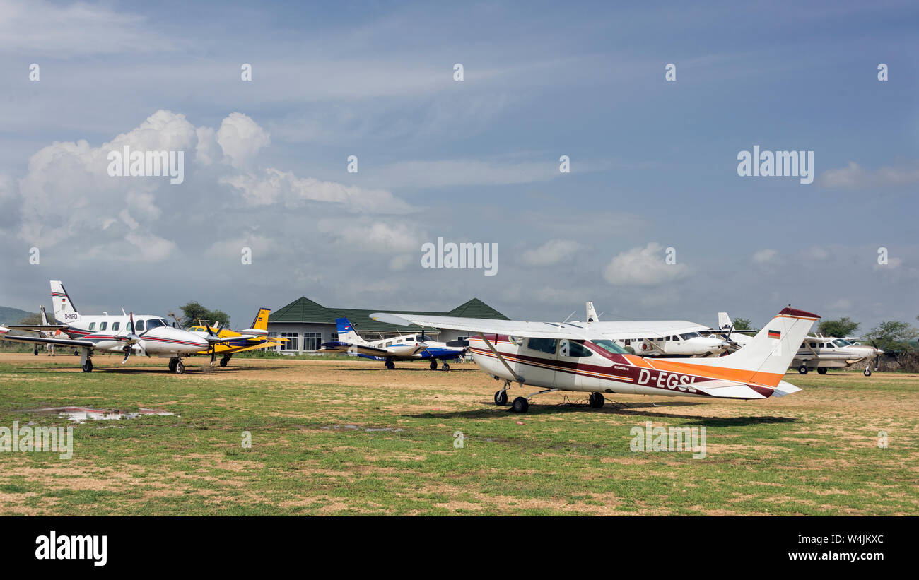 Safari Ebenen bei Seronera Flughafen Massing, Serengeti, Tansania Stockfoto