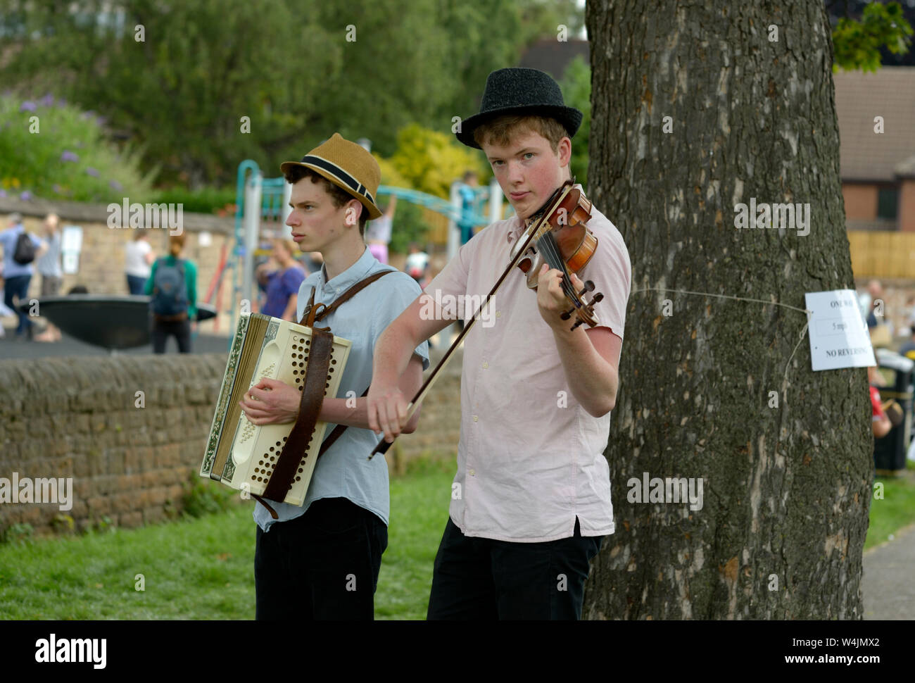Junge Männer spielen klassische Musik an der Veranstaltung in Park Stockfoto