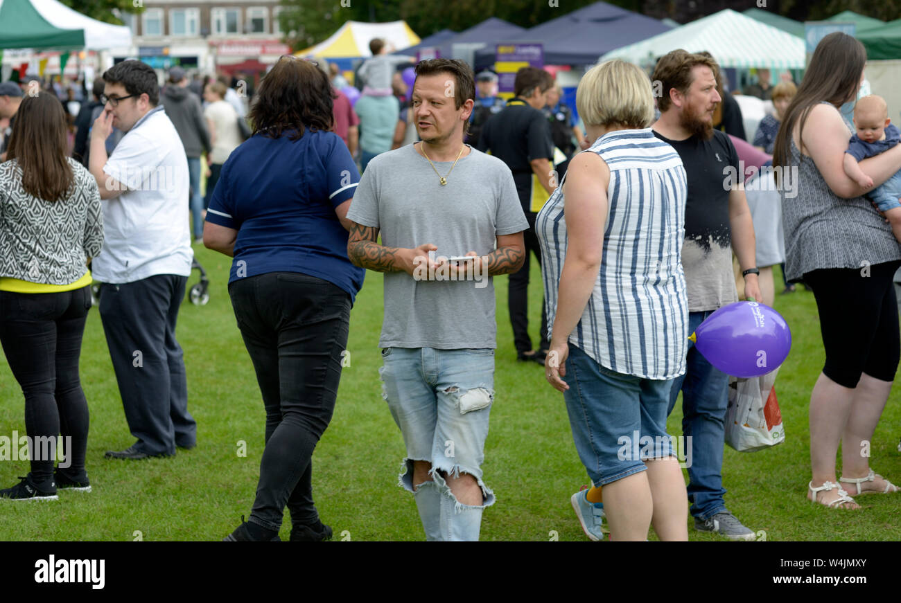 Gemischte Gruppe von Menschen an Karneval, in Tarporley Stockfoto