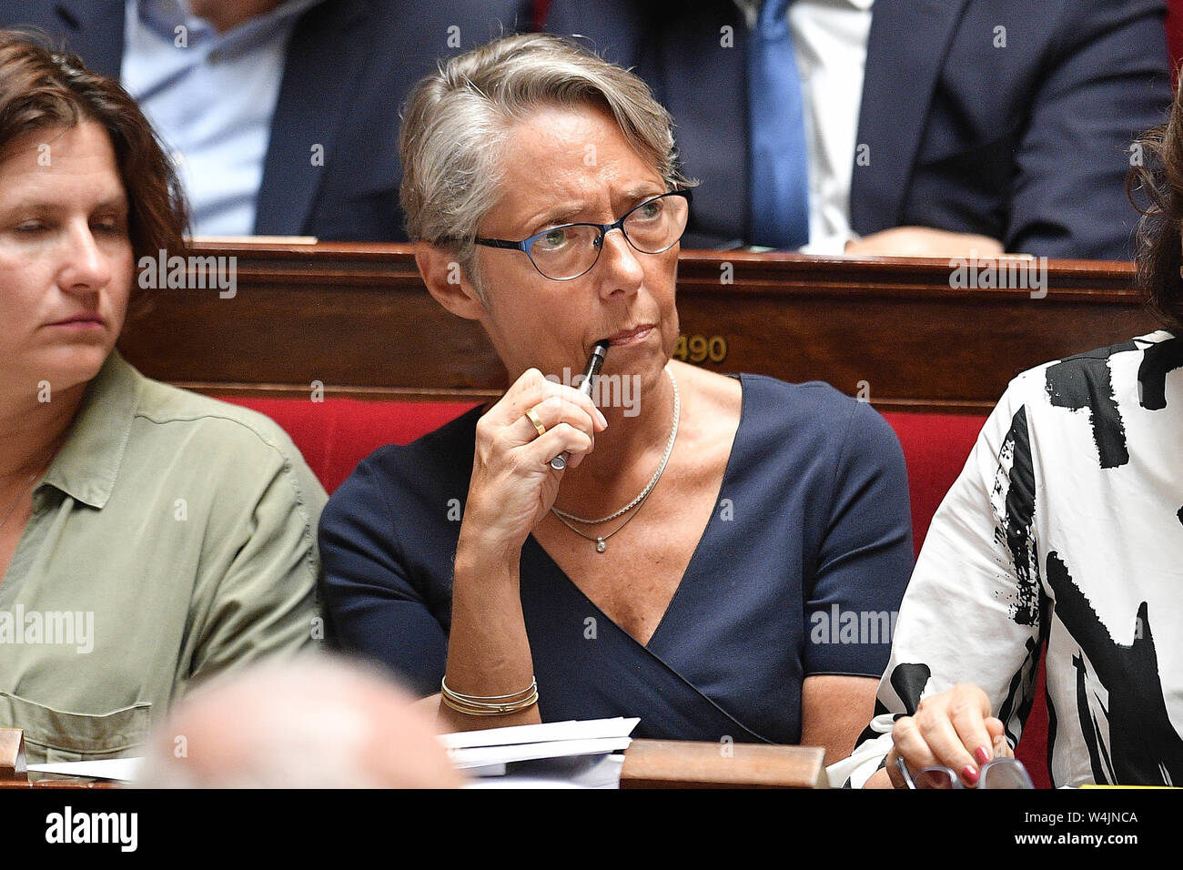 (190723) - Paris, 23. Juli 2019 (Xinhua) - Französisch neue Umweltminister Elisabeth getragen (C) nimmt an einer Sitzung der "Fragen an die Regierung" in der Französischen Nationalversammlung in Paris, Frankreich, am 23. Juli 2019. Der französische Präsident Emmanuel Längestrich hob Elisabeth getragen als neuer Umweltminister Francois de Rugy, der gezwungen wurde, nach einem Ausgabe Skandal Schritt zu ersetzen. (Foto von Jack Chan/Xinhua) Stockfoto