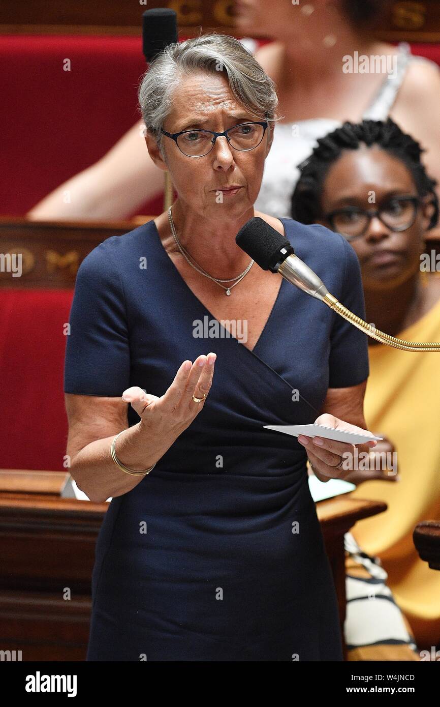 (190723) - Paris, 23. Juli 2019 (Xinhua) - Französisch neue Umweltminister Elisabeth getragen (vorne) nimmt an einer Sitzung der "Fragen an die Regierung" in der Französischen Nationalversammlung in Paris, Frankreich, am 23. Juli 2019. Der französische Präsident Emmanuel Längestrich hob Elisabeth getragen als neuer Umweltminister Francois de Rugy, der gezwungen wurde, nach einem Ausgabe Skandal Schritt zu ersetzen. (Foto von Jack Chan/Xinhua) Stockfoto