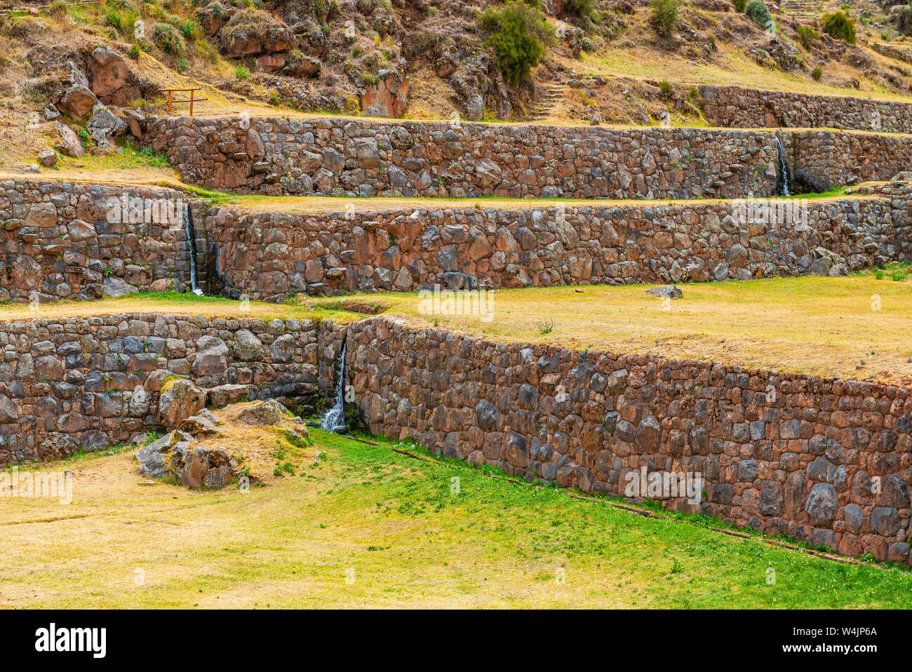 Inca landwirtschaftlichen Terrassen und Bewässerungskanäle mit Kaskaden, Tipon archäologische Stätte verderben, Cusco Region, Peru. Stockfoto