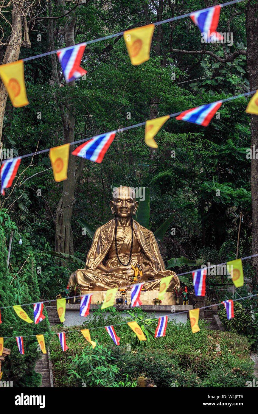 Mönch Kruba Srivichai, Der goldene Mönch, war verantwortlich für den Bau der Straße von Wat Phra That Doi Suthep Chiang Mai und für die Wiederherstellung der 160 Tempel Stockfoto