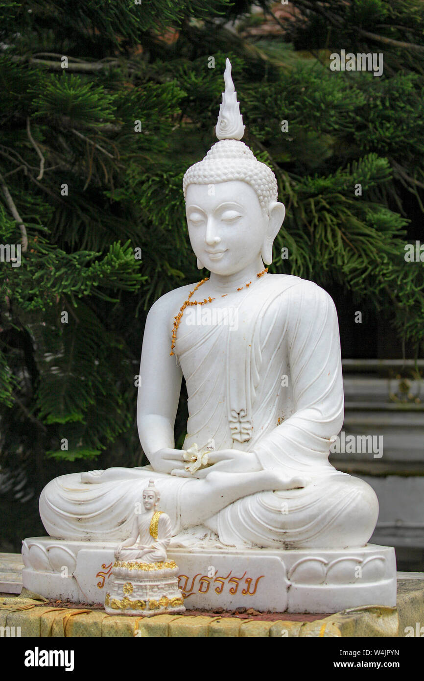 Weißer Marmor Statue von Buddha im Wat Phra That Doi Suthep in der Nähe von Chiang Mai, Thailand. Stockfoto