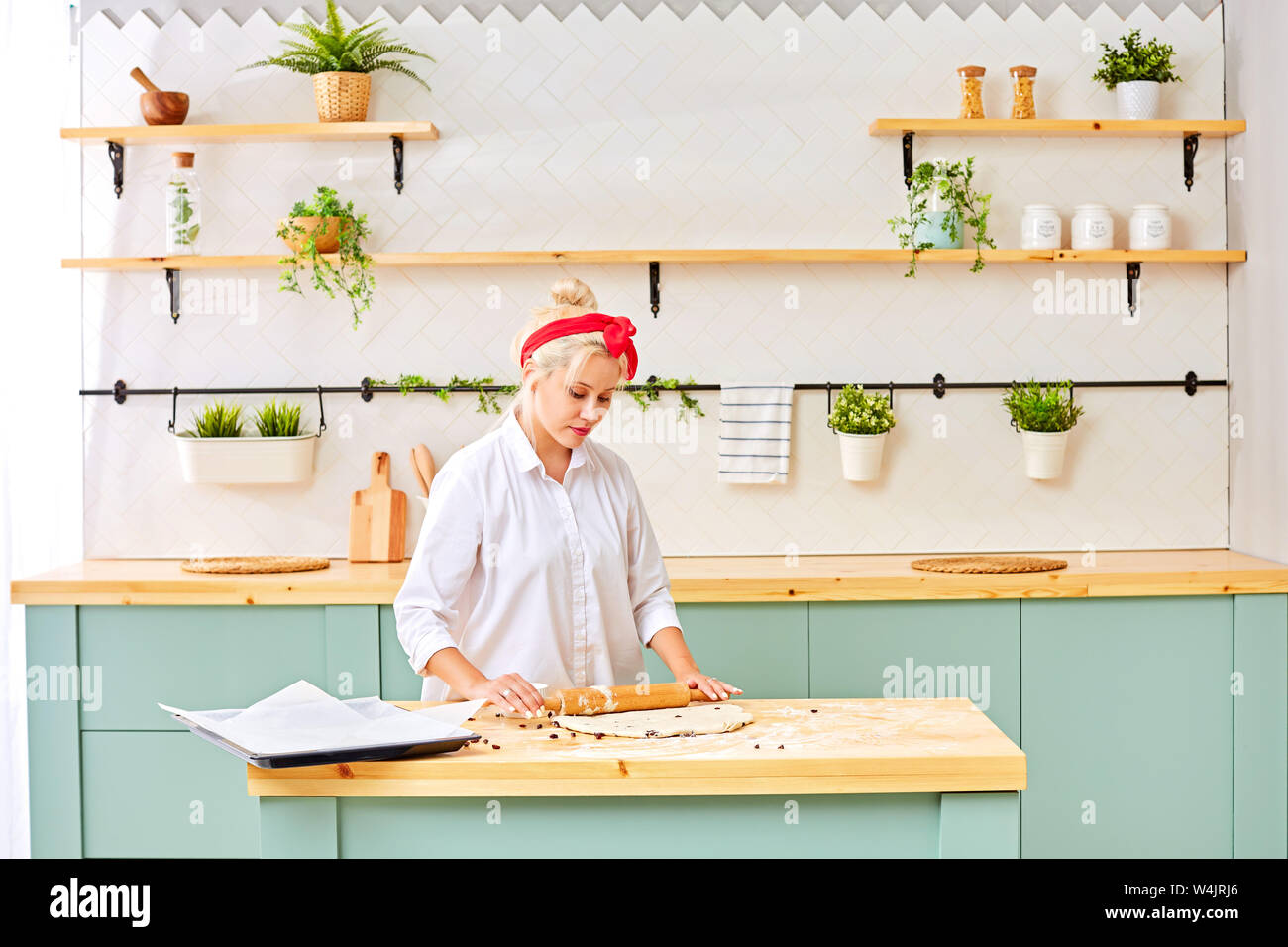 Junge Frau backen Weihnachtsplätzchen zu Hause Stockfoto