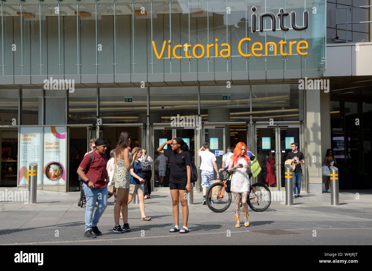 Menschen überqueren die Straße von INTU Victoria Centre in Hitzewelle Stockfoto